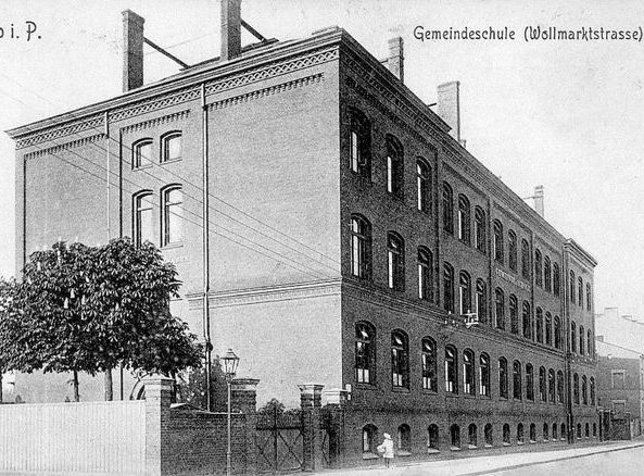 budynek szkoły na starym zdjęciu