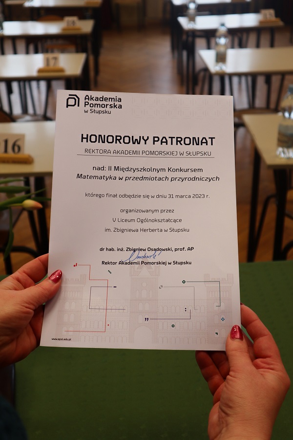 Zdjęcie przedstawia informację o objęciu konkursu patronatem przez Akademię Pomorską w Słupsku.